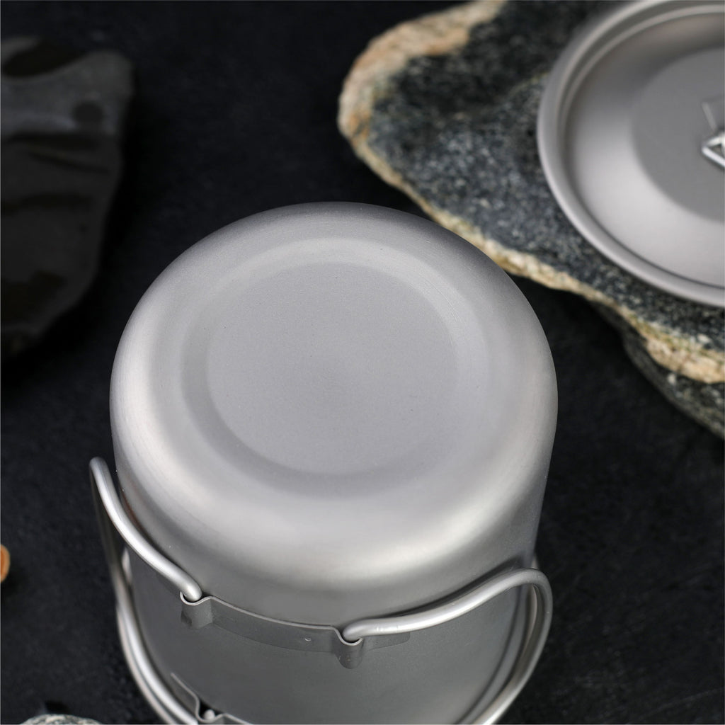 Taza plegable de titanio para acampar y viajar.
