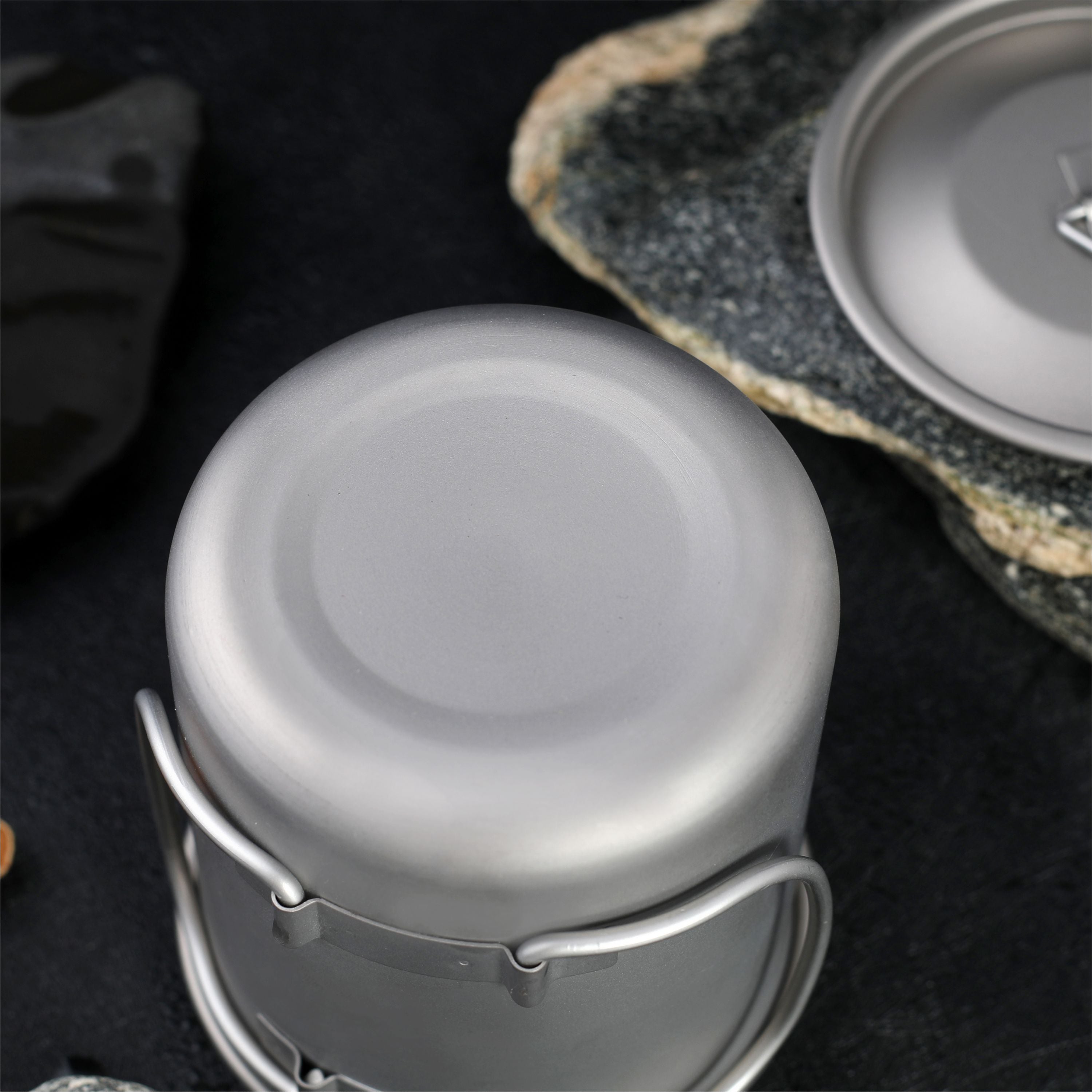 Taza plegable de titanio para acampar y viajar.