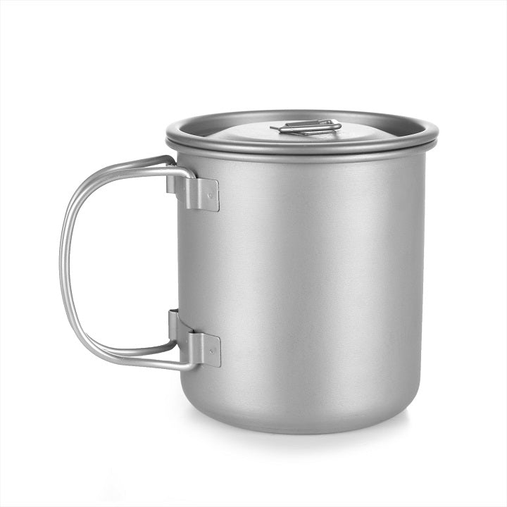 Taza plegable de titanio para acampar y viajar.