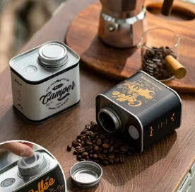 Latas selladas de hojalata para acampar al aire libre con granos de café