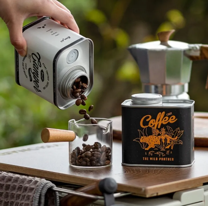 Latas selladas de hojalata para acampar al aire libre con granos de café