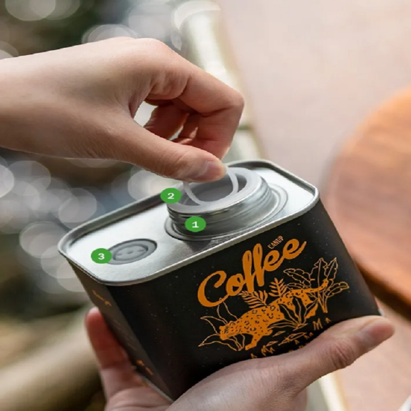 Latas selladas de hojalata para acampar al aire libre con granos de café