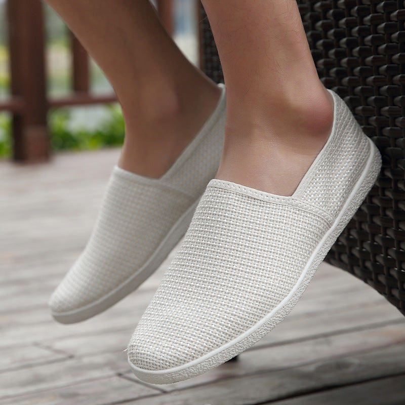 Mocasines casuales transpirables de lona blanca para hombre.