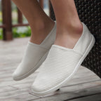 Mocasines casuales transpirables de lona blanca para hombre.