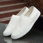 Mocasines casuales transpirables de lona blanca para hombre.