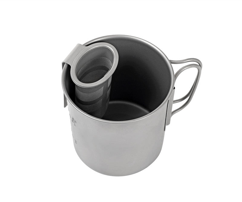 Taza plegable de titanio para acampar y viajar.