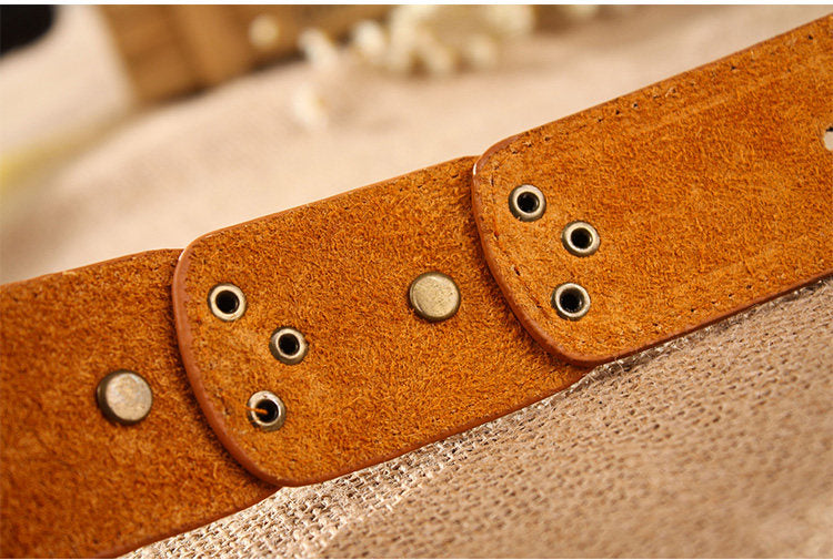 Elegante cinturón ancho para mujer con hebilla de pedrería.