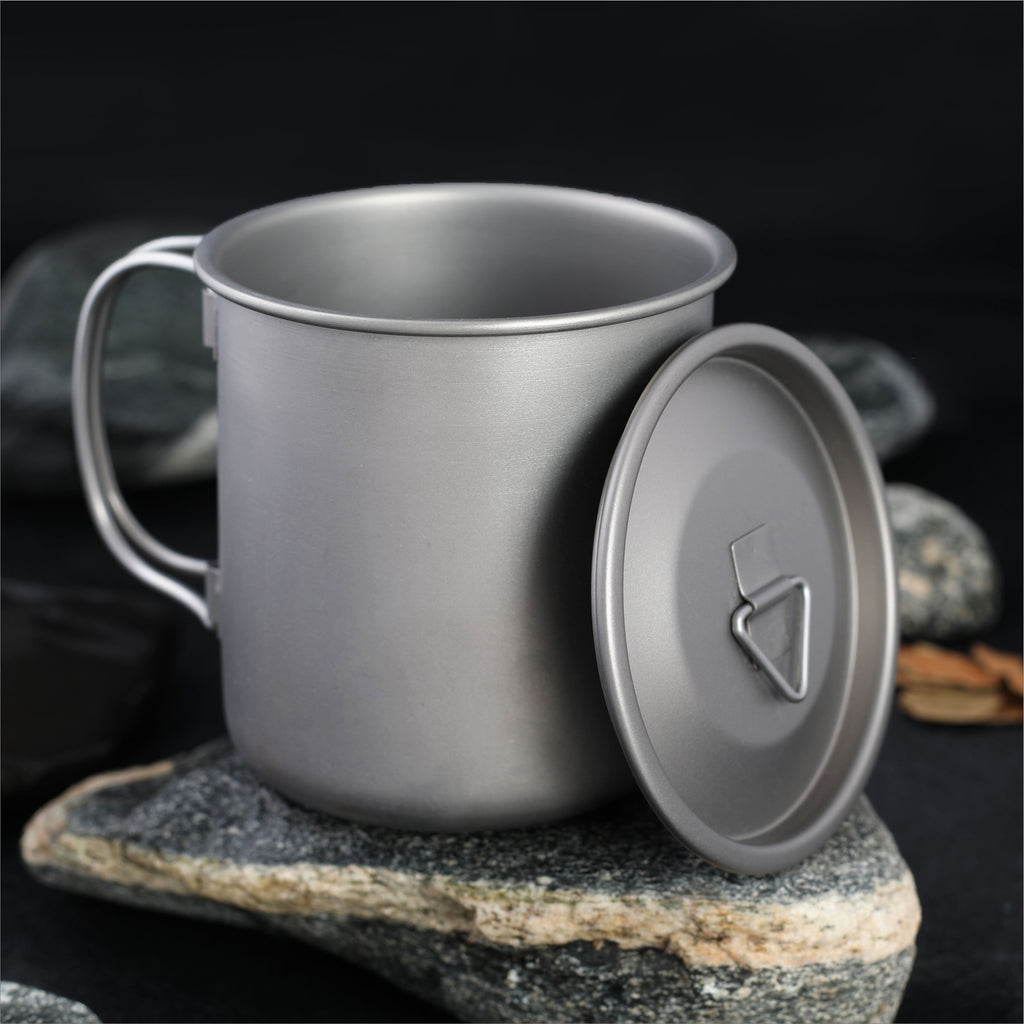 Taza plegable de titanio para acampar y viajar.