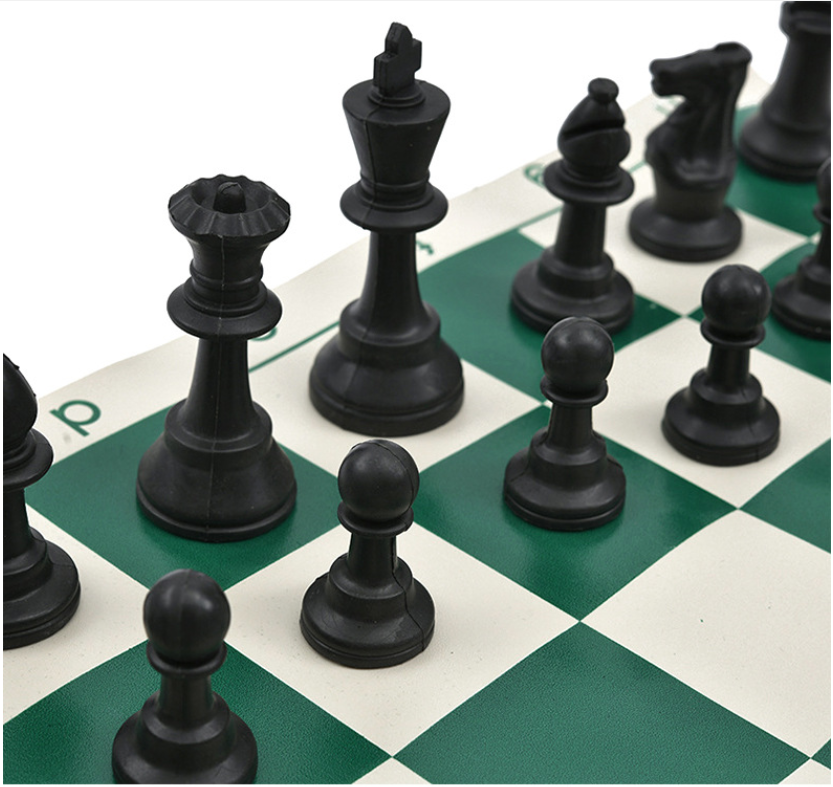 Juego de ajedrez portátil para exteriores con piezas de cuero sintético.