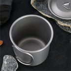 Taza plegable de titanio para acampar y viajar.