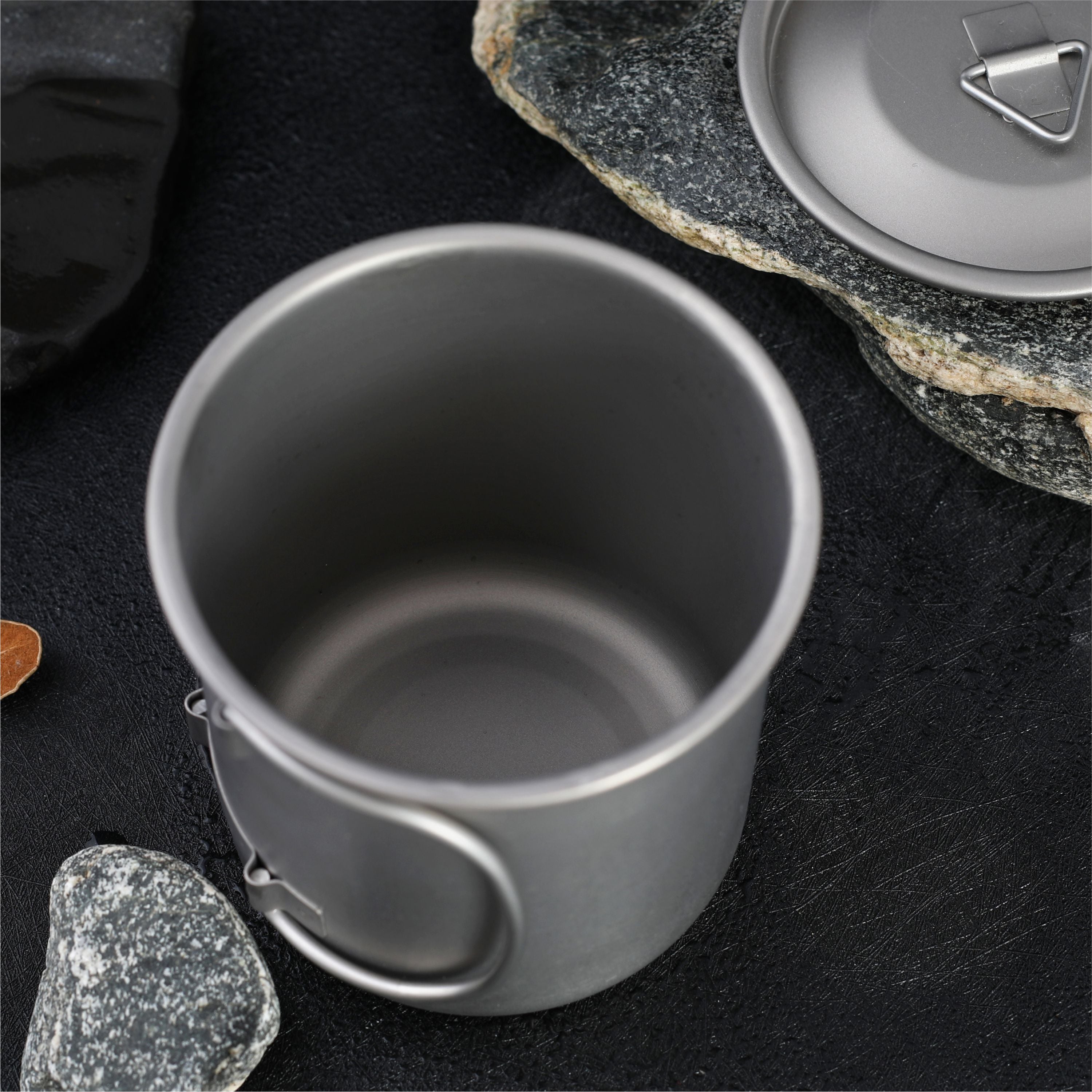 Taza plegable de titanio para acampar y viajar.