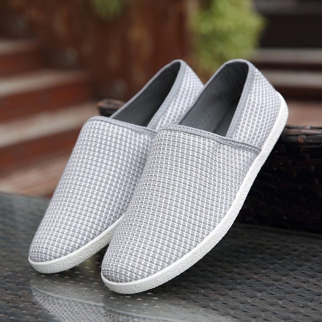 Mocasines casuales transpirables de lona blanca para hombre.