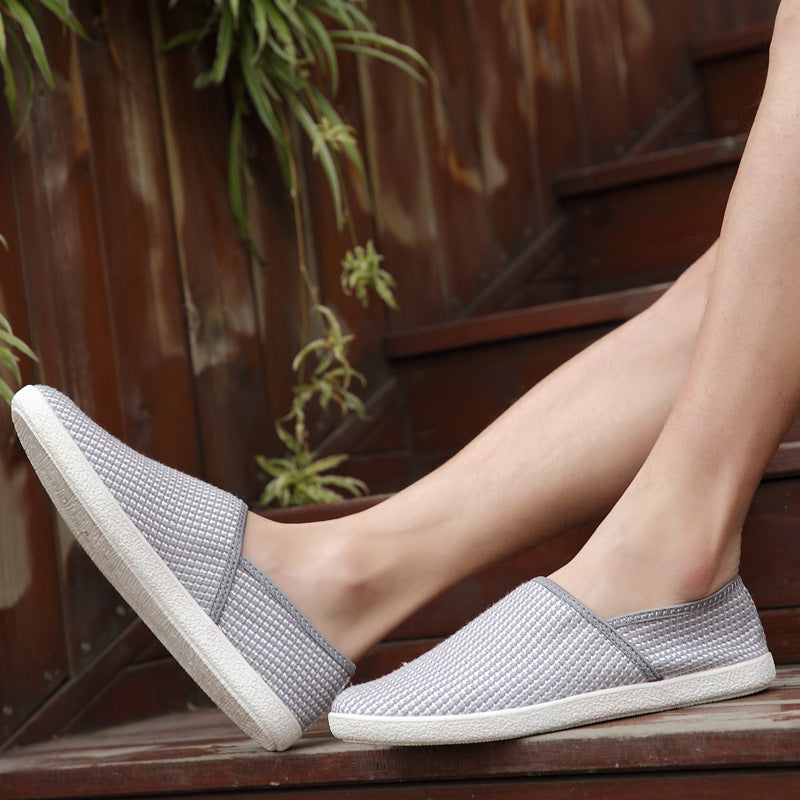 Mocasines casuales transpirables de lona blanca para hombre.