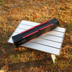 Mesa plegable ultraligera portátil para actividades al aire libre.