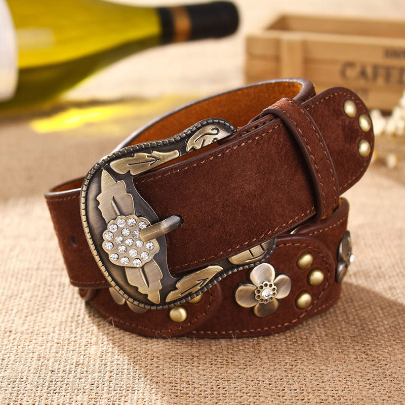 Elegante cinturón ancho para mujer con hebilla de pedrería.