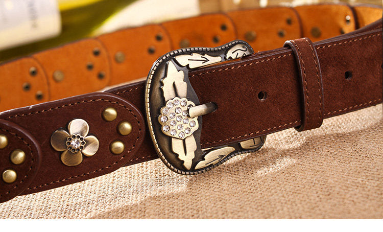 Elegante cinturón ancho para mujer con hebilla de pedrería.