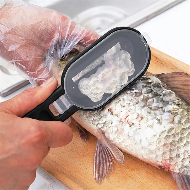Descamador de pescado de acero inoxidable con tapa para uso en la cocina.