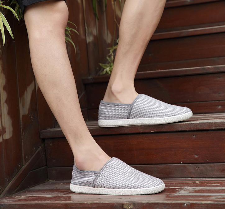 Mocasines casuales transpirables de lona blanca para hombre.