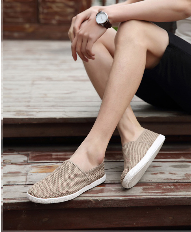 Mocasines casuales transpirables de lona blanca para hombre.