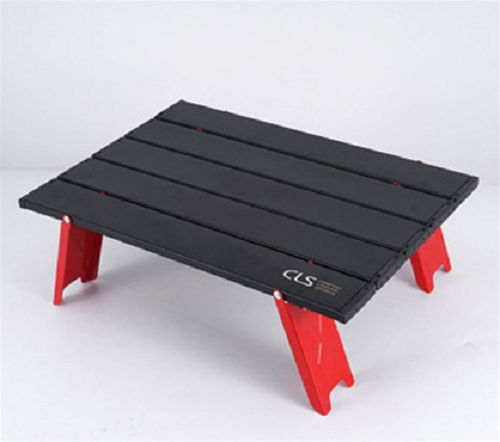 Mesa plegable ultraligera portátil para actividades al aire libre.