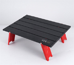 Mesa plegable ultraligera portátil para actividades al aire libre.