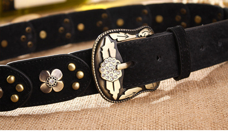 Elegante cinturón ancho para mujer con hebilla de pedrería.