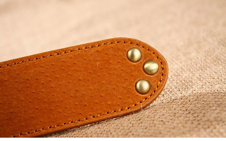 Elegante cinturón ancho para mujer con hebilla de pedrería.