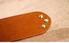 Elegante cinturón ancho para mujer con hebilla de pedrería.